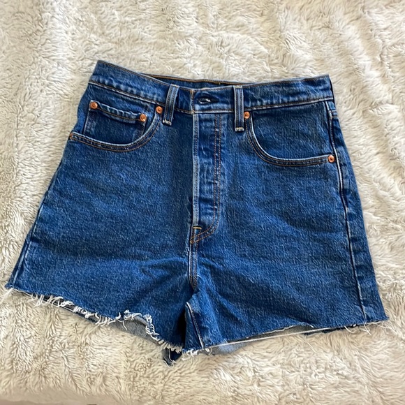 Levi’s Ribcage Shorts - Picture 1 of 4